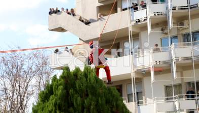 ΠΑΓΝΗ: Θεαματικές «βουτιές» από 22 μέτρα έκαναν Αη Βασίληδες για τα παιδιά της Ογκολογικής - Φωτογραφία 14