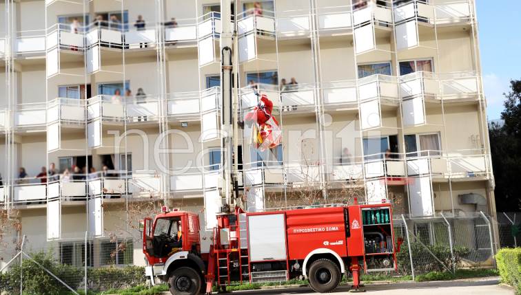 ΠΑΓΝΗ: Θεαματικές «βουτιές» από 22 μέτρα έκαναν Αη Βασίληδες για τα παιδιά της Ογκολογικής - Φωτογραφία 4