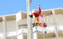 ΠΑΓΝΗ: Θεαματικές «βουτιές» από 22 μέτρα έκαναν Αη Βασίληδες για τα παιδιά της Ογκολογικής - Φωτογραφία 17