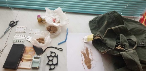 Ηράκλειο: Έραψαν την ηρωίνη στο χιτώνιο - Φωτογραφία 2
