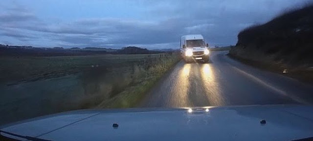 Η φρικτή στιγμή που βλέπεις το άλλο αμάξι να έρχεται κατά πάνω σου -Βίντεο σοκ από τροχαίο με μετωπική στη Σκωτία - Φωτογραφία 1