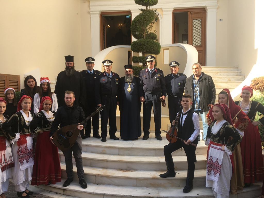Μοίρασαν δώρα, τρόφιμα και χαμόγελα οι Αστυνομικοί της Κρήτης - Φωτογραφία 3