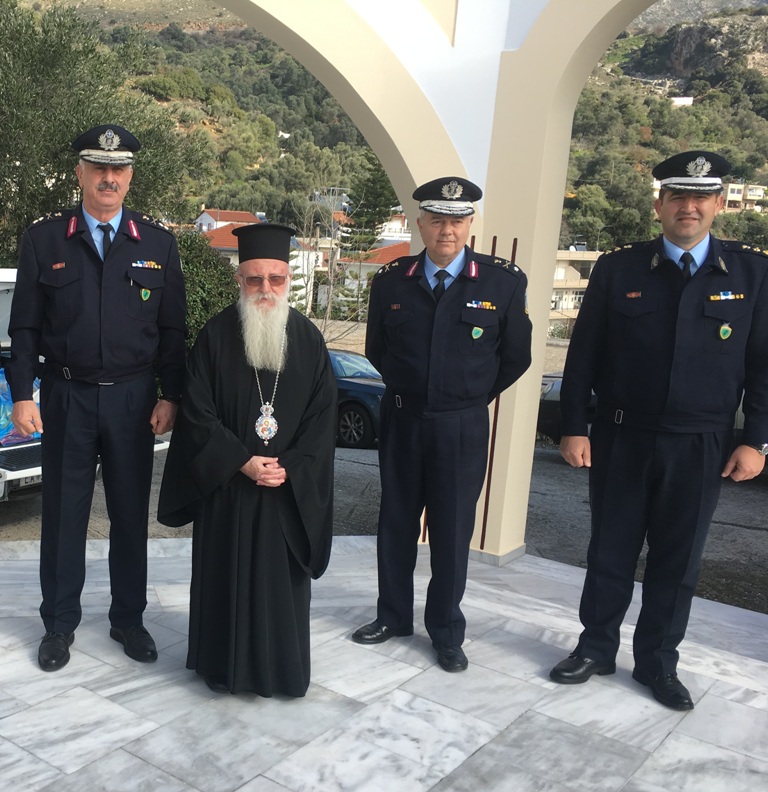 Μοίρασαν δώρα, τρόφιμα και χαμόγελα οι Αστυνομικοί της Κρήτης - Φωτογραφία 5