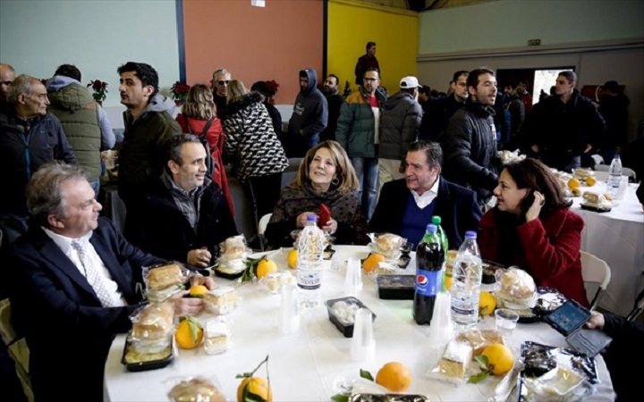 Πρωτοχρονιάτικο γεύμα σε άστεγους-άπορους από τον Δήμο Αθηναίων - Φωτογραφία 1