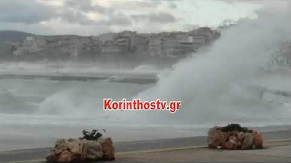 Κόρινθος: Τα κύματα σκέπασαν σκάφη στο λιμάνι - Φωτογραφία 2