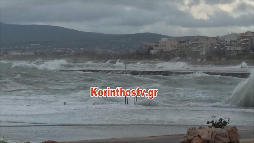 Κόρινθος: Τα κύματα σκέπασαν σκάφη στο λιμάνι - Φωτογραφία 4