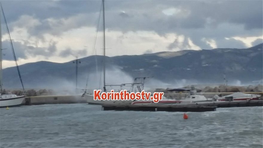 Κόρινθος: Τα κύματα σκέπασαν σκάφη στο λιμάνι - Φωτογραφία 7