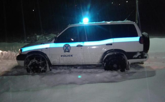 Αστυνομικοί έσωσαν χειριστή εκχιονιστικού που είχε λιποθυμήσει την ώρα της χιονοθύελλας - Φωτογραφία 1