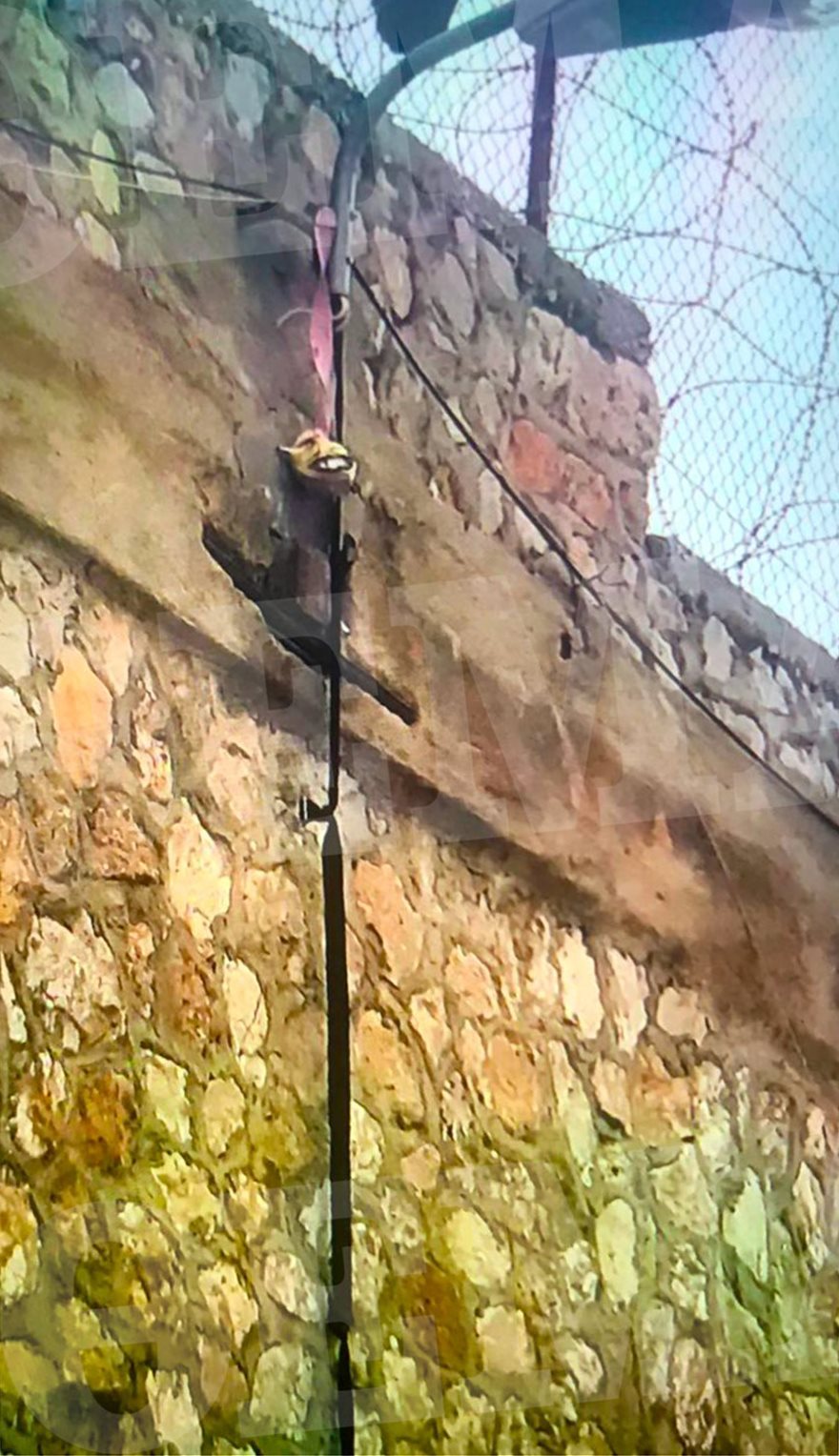Ντοκουμέντο: Με αυτό το σκοινί απέδρασαν ανενόχλητοι οι δραπέτες του Κορυδαλλού - Φωτογραφία 2