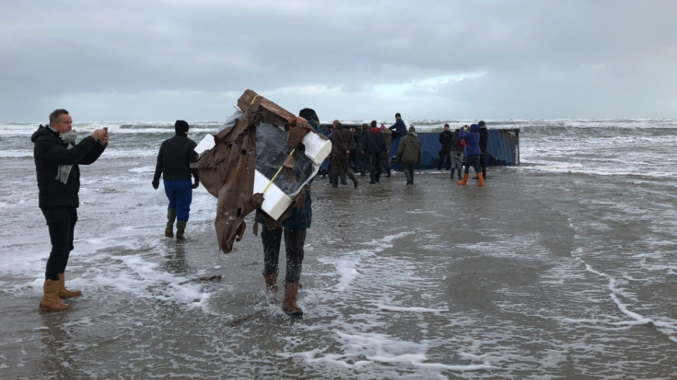 Ολλανδία: 270 κοντέινερ έπεσαν στη θάλασσα από πλοίο - Τρία φέρουν επικίνδυνα υλικά - Φωτογραφία 1