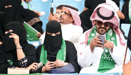 Προνομιούχοι οι άνδρες στα γήπεδα της Σαουδικής Αραβίας - Φωτογραφία 1