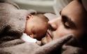 Μετεγεννητική κατάθλιψη βιώνουν ένας στους 20 νέους μπαμπάδες