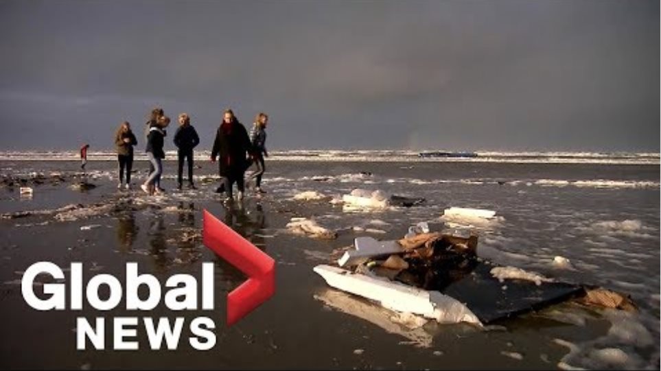 Ολλανδία: Τηλεοράσεις, έπιπλα, ρούχα και παιχνίδια ξεβράζει η θάλασσα - Φωτογραφία 2