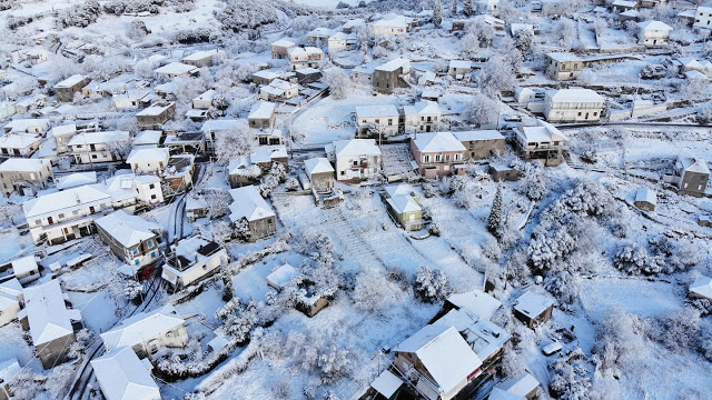 Μαγευτικές εικόνες: Η χιονισμένη ΠΑΠΑΔΑΤΟΥ Ξηρομέρου από ψηλά [εικόνες: Δημήτρης Σκεπετάρης] - Φωτογραφία 25