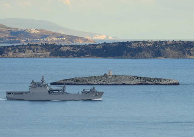 Οι Τούρκοι προκαλούν στα στενά της Χίου: Αποβατικό πλοίο γυροφέρνει στην περιοχή – Αναμένει τις έρευνες του «Barbaros» στην ελληνική υφαλοκρηπίδα - Φωτογραφία 1