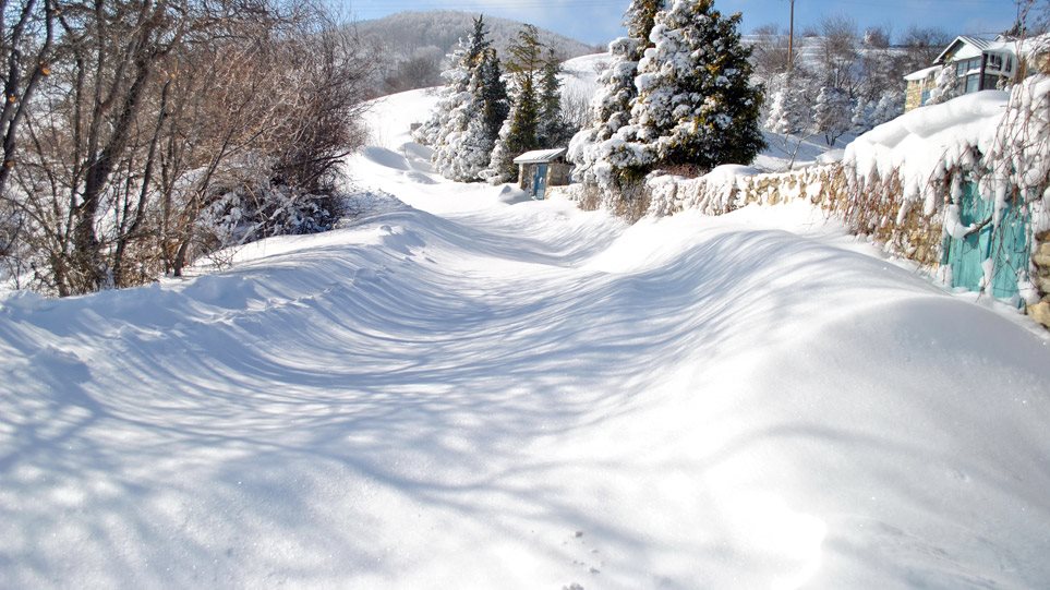Ενάμιση μέτρο χιόνι στο Αμύνταιο - Εγκλωβισμένοι για τρίτη ημέρα οι εκδρομείς - Φωτογραφία 1