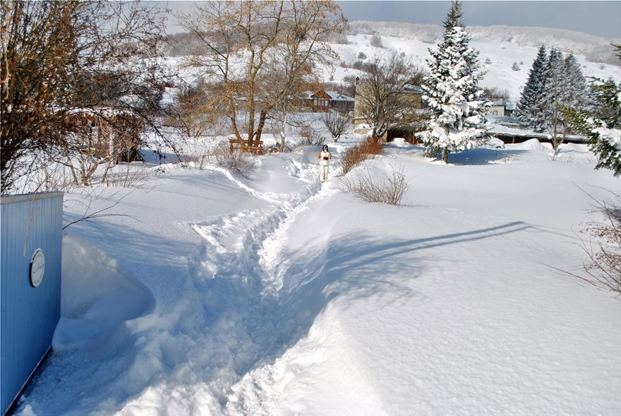 Ενάμιση μέτρο χιόνι στο Αμύνταιο - Εγκλωβισμένοι για τρίτη ημέρα οι εκδρομείς - Φωτογραφία 2