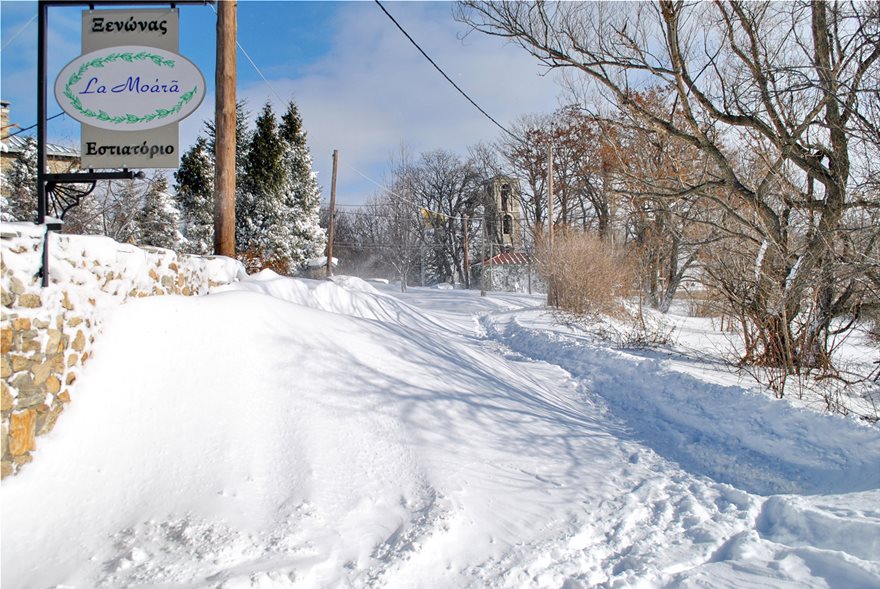 Ενάμιση μέτρο χιόνι στο Αμύνταιο - Εγκλωβισμένοι για τρίτη ημέρα οι εκδρομείς - Φωτογραφία 3