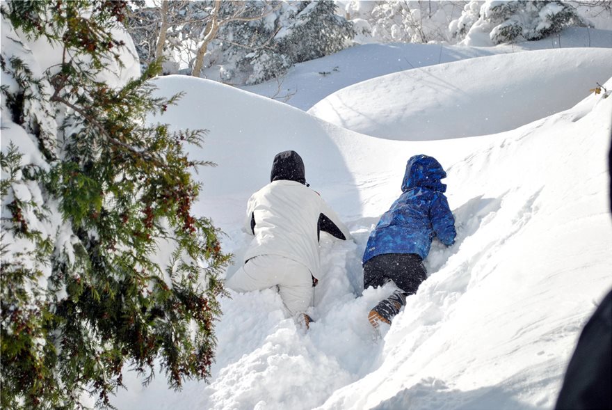 Ενάμιση μέτρο χιόνι στο Αμύνταιο - Εγκλωβισμένοι για τρίτη ημέρα οι εκδρομείς - Φωτογραφία 4