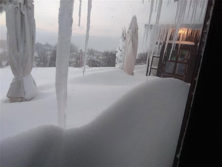 Ενάμιση μέτρο χιόνι στο Αμύνταιο - Εγκλωβισμένοι για τρίτη ημέρα οι εκδρομείς - Φωτογραφία 5