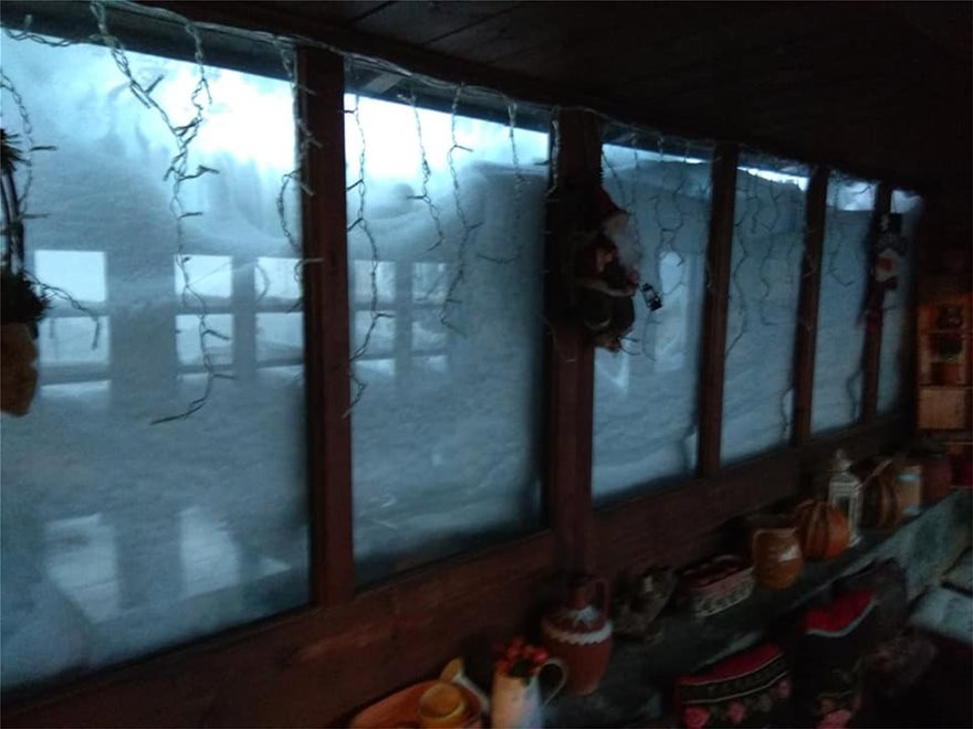 Ενάμιση μέτρο χιόνι στο Αμύνταιο - Εγκλωβισμένοι για τρίτη ημέρα οι εκδρομείς - Φωτογραφία 6