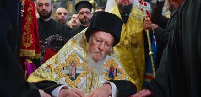 Ο Οικουμενικός Πατριάρχης υπέγραψε την αυτοκεφαλία στην εκκλησία της Ουκρανίας - Φωτογραφία 1