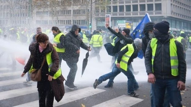 Γαλλία: Συγκρούσεις μεταξύ των κίτρινων γιλέκων και της αστυνομίας στο Παρίσι - Φωτογραφία 1