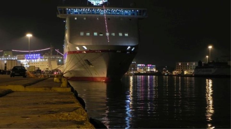 Μυστήριο με πτώση οχήματος στο λιμάνι του Πειραιά - Φωτογραφία 1