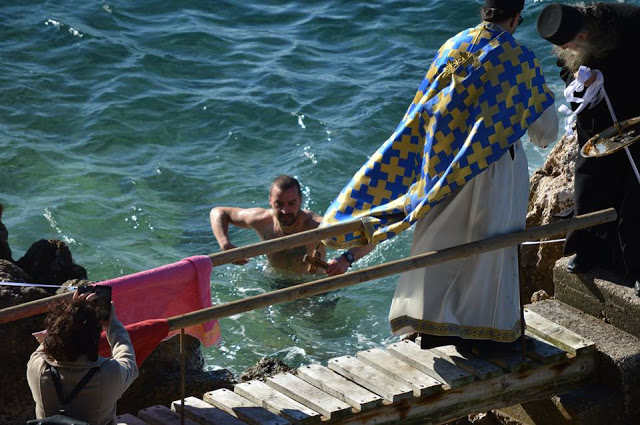 ΚΑΝΔΗΛΑ: Ο Αγιασμός των Υδάτων στην παραλία Ελιά | ΦΩΤΟ: Βάσω Παππά - Φωτογραφία 14