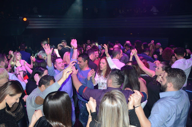 Κοσμοσυρροή στο Χορό του Συλλόγου ΠΑΛΑΙΟΜΑΝΙΩΤΩΝ, στο κέντρο CABANA στην ΑΘΗΝΑ | ΦΩΤΟ - Φωτογραφία 1