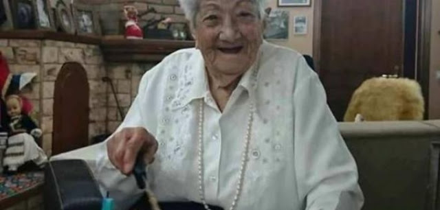 Δυτική Ελλάδα: Γιαγιά 103 ετών στα Ανάκτορα και στα Υπουργεία – Ζωή σαν παραμύθι! - Φωτογραφία 1