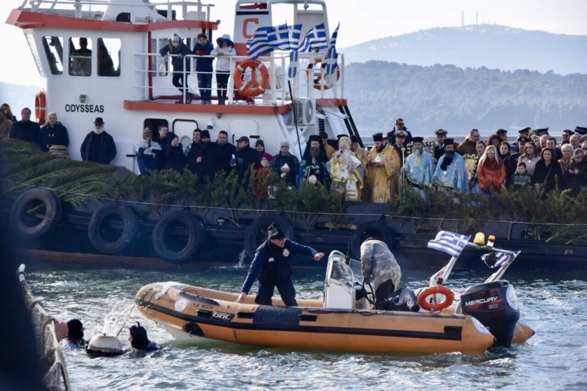 Για τέταρτη φορά αστυνομικός έπιασε τον Τίμιο Σταυρό στον Βόλο - Φωτογραφία 7