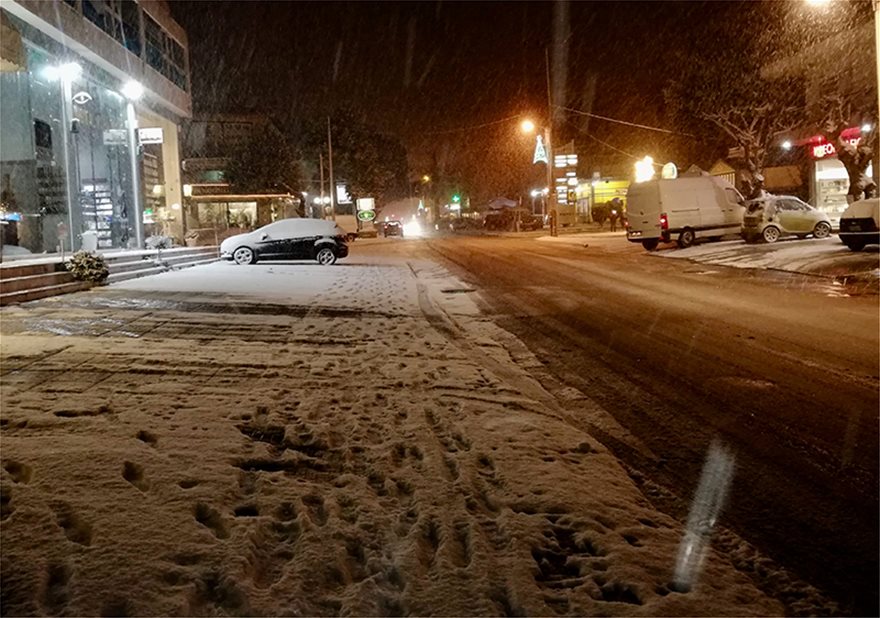 Δύσκολη νύχτα με χιόνια στην Αττική - Φωτογραφία 5