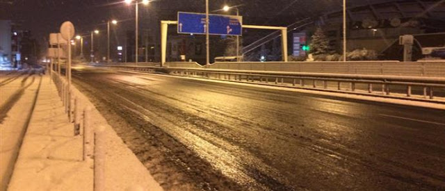 Κλειστοί δρόμοι στην Αττική λόγω χιονιά - Πώς κινούνται τα ΜΜΜ - Φωτογραφία 1
