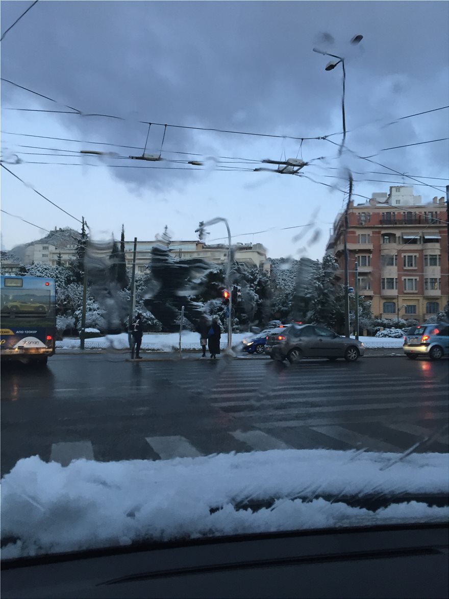 Στα λευκά η Αττική από τον Τηλέμαχο: Κλειστοί δρόμοι - Χιόνι και στο κέντρο - Φωτογραφία 11