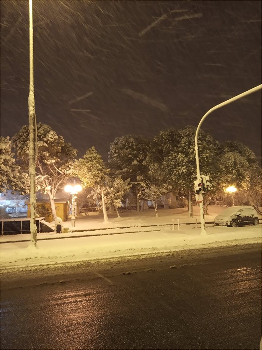Στα λευκά η Αττική από τον Τηλέμαχο: Κλειστοί δρόμοι - Χιόνι και στο κέντρο - Φωτογραφία 13