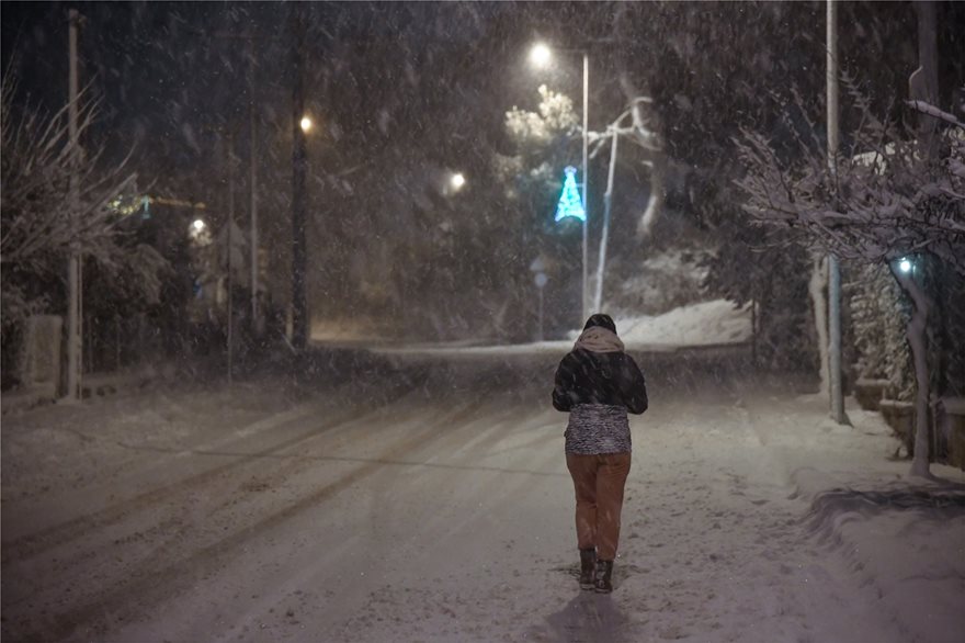 Στα λευκά η Αττική από τον Τηλέμαχο: Κλειστοί δρόμοι - Χιόνι και στο κέντρο - Φωτογραφία 14