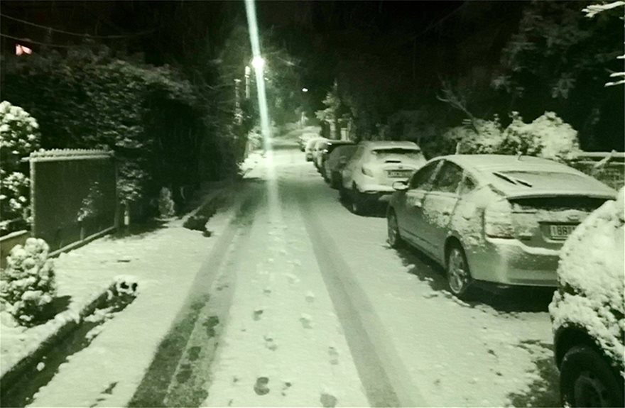 Στα λευκά η Αττική από τον Τηλέμαχο: Κλειστοί δρόμοι - Χιόνι και στο κέντρο - Φωτογραφία 16