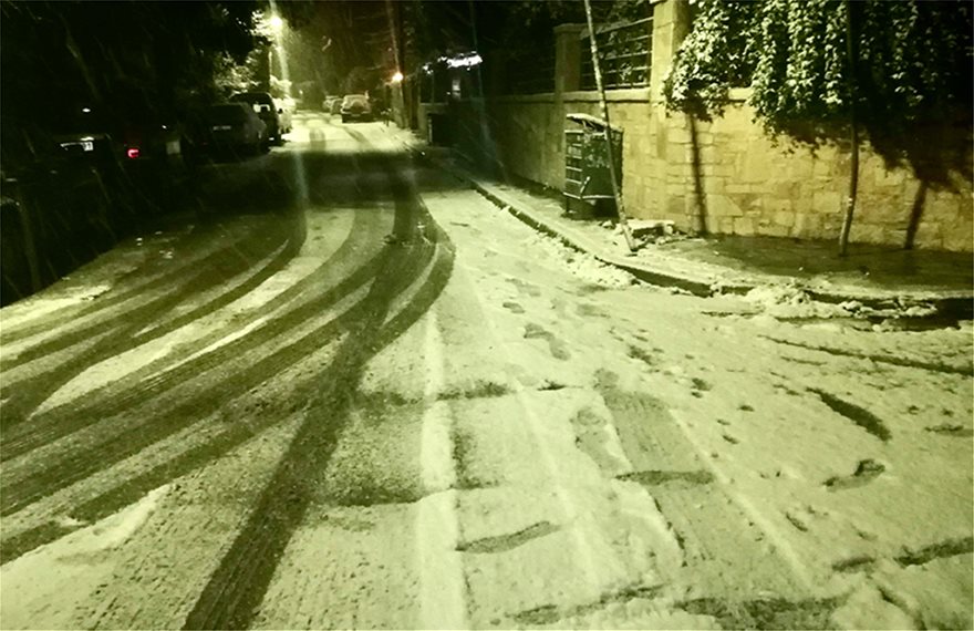 Στα λευκά η Αττική από τον Τηλέμαχο: Κλειστοί δρόμοι - Χιόνι και στο κέντρο - Φωτογραφία 17