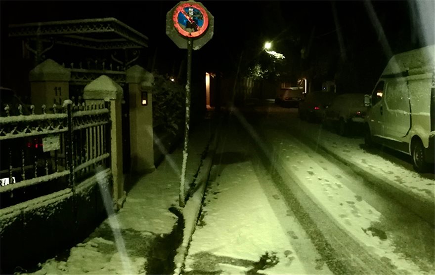 Στα λευκά η Αττική από τον Τηλέμαχο: Κλειστοί δρόμοι - Χιόνι και στο κέντρο - Φωτογραφία 20