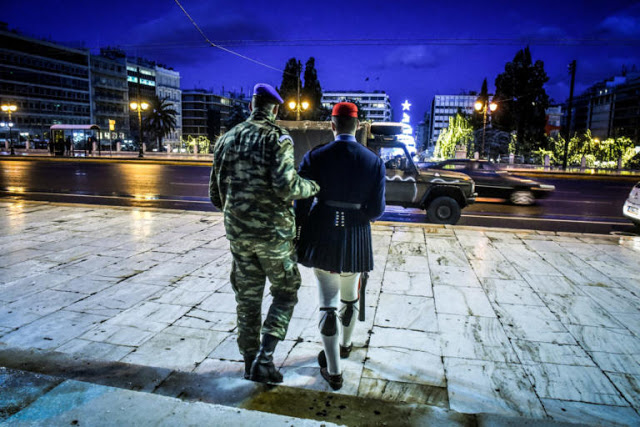 Με τζιπ η αλλαγή φρουράς στον Άγνωστο Στρατιώτη – Συγκινητικές εικόνες - Φωτογραφία 1
