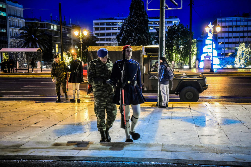 Με τζιπ η αλλαγή φρουράς στον Άγνωστο Στρατιώτη – Συγκινητικές εικόνες - Φωτογραφία 3