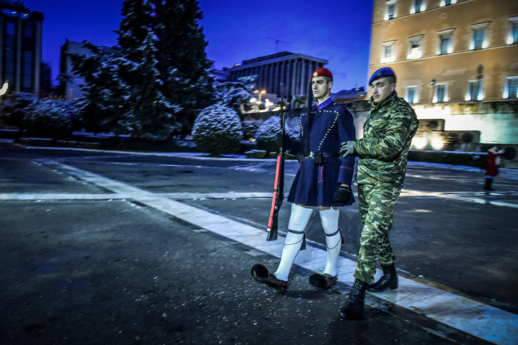 Με τζιπ η αλλαγή φρουράς στον Άγνωστο Στρατιώτη – Συγκινητικές εικόνες - Φωτογραφία 4