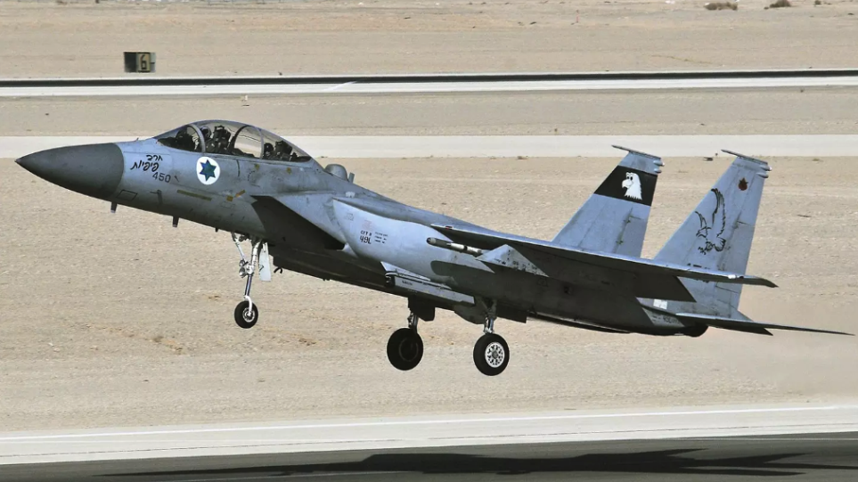 F-15 πραγματοποίησε αναγκαστική προσγείωση από ύψος 9.144 μέτρων - Φωτογραφία 1