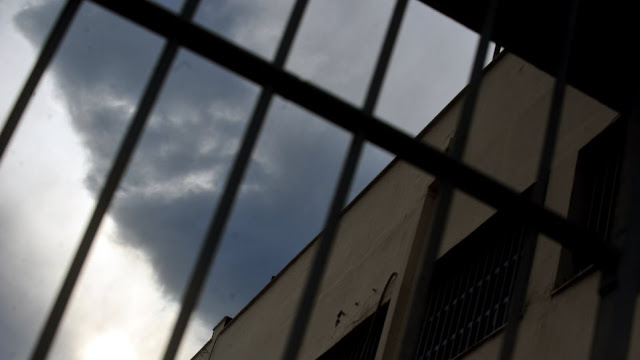 Φυλακές Κασσάνδρας: Κρατούμενος απείλησε σωφρονιστικό με ξυράφι - Χτύπησε με τσάπα τον αρχιφύλακα - Φωτογραφία 1