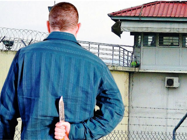 Άγριο επεισόδιο με ομηρία στις φυλακές Κασσάνδρας - Αλλοδαπός κρατούμενος με ξυράφι και τσάπα τραυμάτισε δύο σωφρονιστικούς υπαλλήλους - Φωτογραφία 1