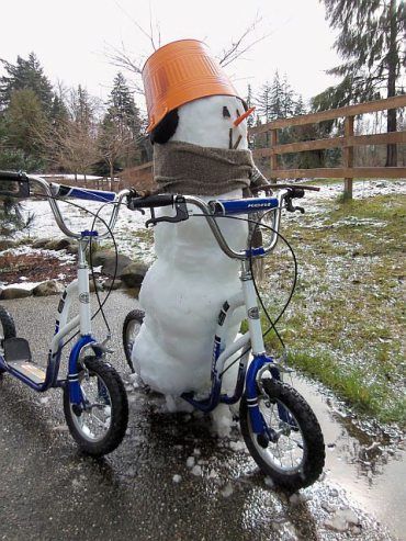 Χιονάνθρωπο με δικό του μηχανάκι αναζητεί ψησταριά για να αντεπεξέλθει στις παραγγελίες των επόμενων ημερών - Φωτογραφία 1