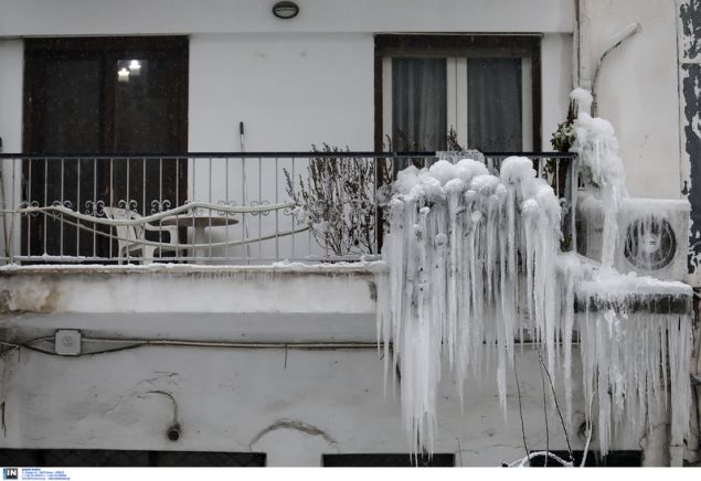Μαγική εικόνα στη Θεσσαλονίκη, λόγω κακοκαιρίας: Πολυκατοικία απέκτησε... σταλακτίτες -Σαν γλυπτό [εικόνες] - Φωτογραφία 4