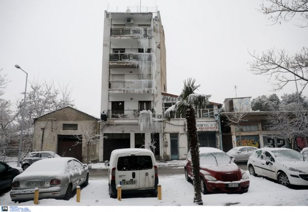 Μαγική εικόνα στη Θεσσαλονίκη, λόγω κακοκαιρίας: Πολυκατοικία απέκτησε... σταλακτίτες -Σαν γλυπτό [εικόνες] - Φωτογραφία 7