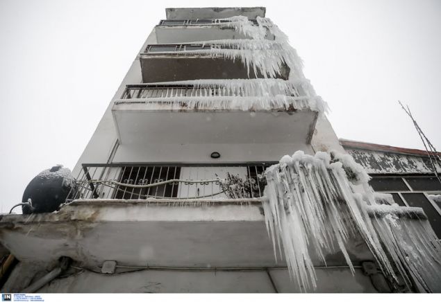 Μαγική εικόνα στη Θεσσαλονίκη, λόγω κακοκαιρίας: Πολυκατοικία απέκτησε... σταλακτίτες -Σαν γλυπτό [εικόνες] - Φωτογραφία 9